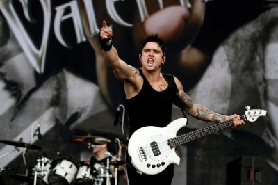 Bullet For My Valentine расстались с басистом