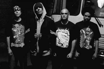 Вокалист (hed) p.e. затеял драку на своем концерте